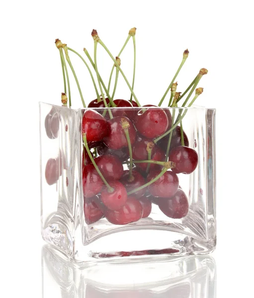 Bayas maduras de cereza en frasco aisladas en blanco — Foto de Stock
