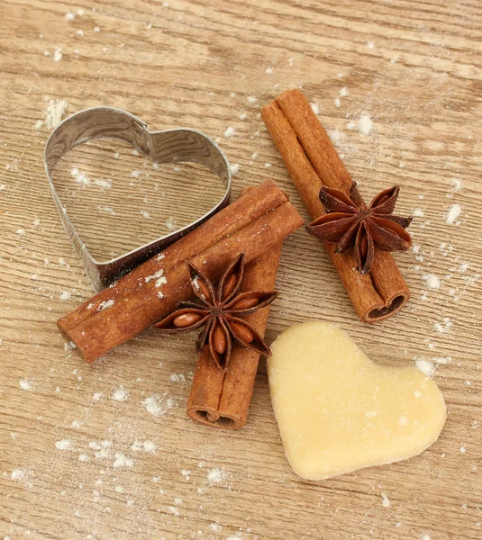 Schaar voor koekjes met kaneel en anijs op houten tafel close-up — Stockfoto