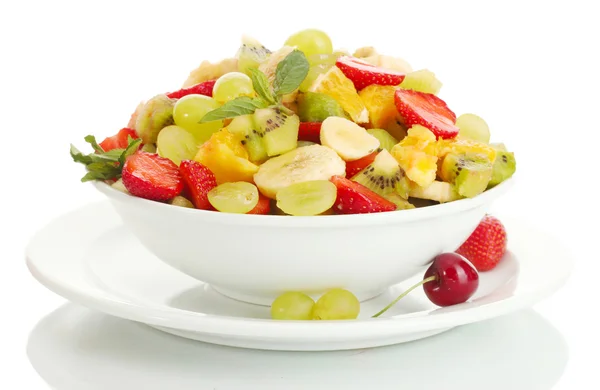 Mísa s čerstvým ovocem salát a jahody izolovaných na bílém — Stock fotografie