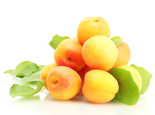 Rijp abrikozen met groene bladeren geïsoleerd op wit — Stockfoto