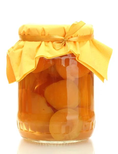 Aprikosendosen in einem Glas isoliert auf weiß — Stockfoto