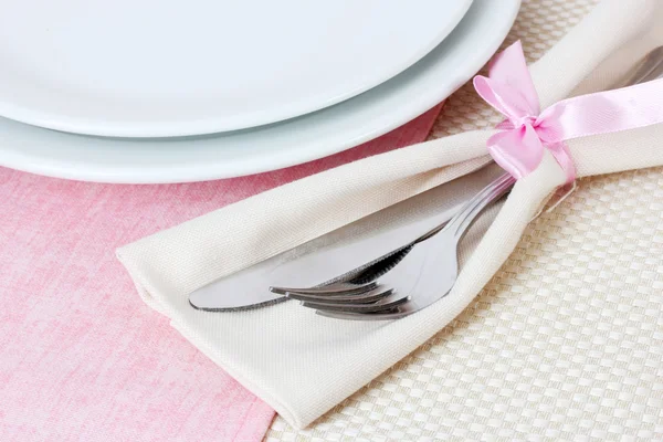 Nakrycie stołu widelcem, nożem, talerzami i serwetką — Zdjęcie stockowe
