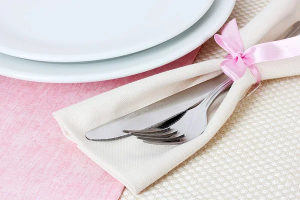 Table setting with fork, knife, plates, and napkin — Stock Photo, Image