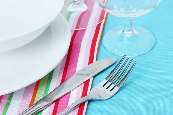 Nakrycie stołu widelcem, nożem, talerzami i serwetką — Zdjęcie stockowe