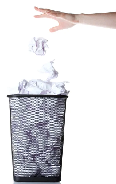 Kağıt üzerinde beyaz izole metal çöp kutusu çöpe gidiyor el — Stok fotoğraf