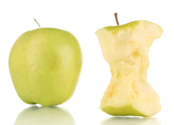 Manzana mordida verde y manzana entera aisladas en blanco — Foto de Stock