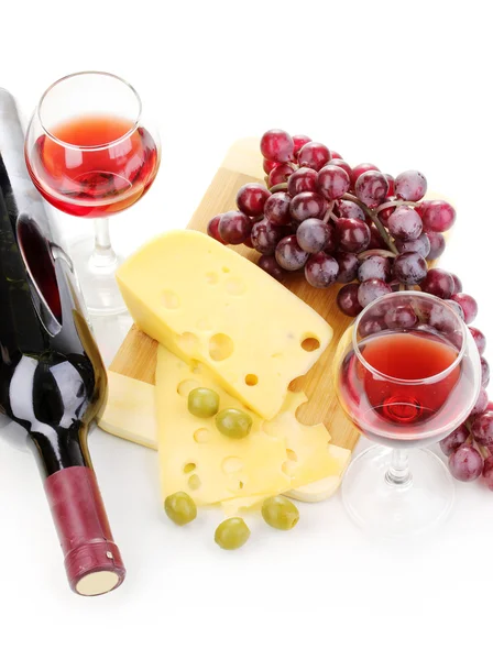 Fles van grote wijn met wijnglazen en kaas geïsoleerd op wit — Stockfoto