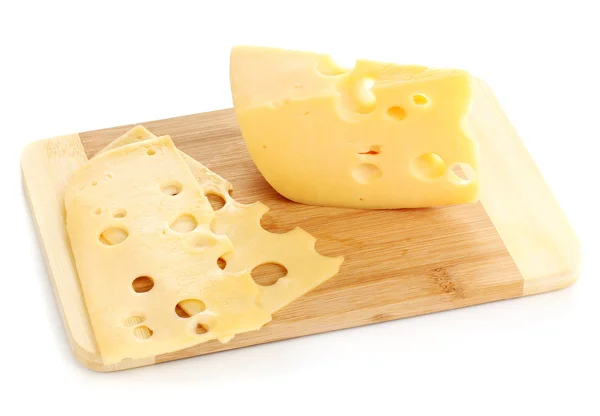 Käse auf Schneidebrett isoliert auf weiß — Stockfoto