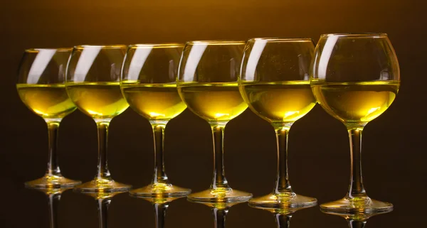 茶色の背景にワイングラス — ストック写真