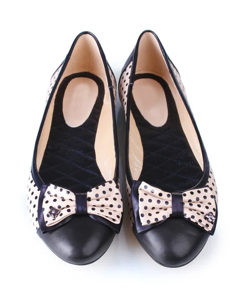 Sapatos de balé lisos femininos modelados com bolinhas pretas isoladas em branco — Fotografia de Stock