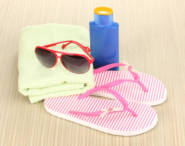 Beach accessories on mat — Stockfoto