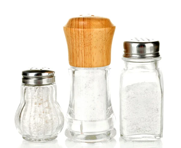 Морська сіль в соляних шейкерах ізольовані на білому — стокове фото