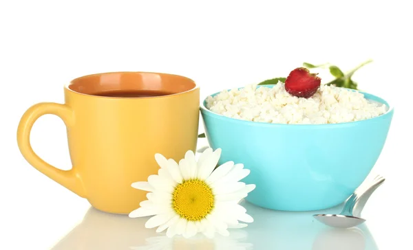 Tvaroh s jahodou v modré misce a oranžový hrnek s kávou, lžíce a květina izolovaných na bílém — Stock fotografie
