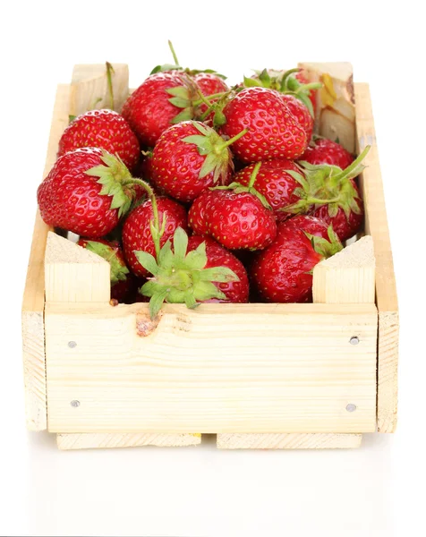 Zoete rijpe aardbeien in krat geïsoleerd op wit — Stockfoto