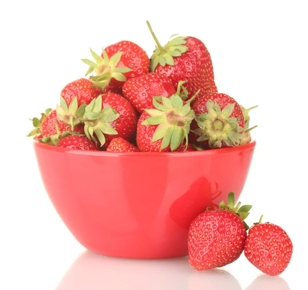 甜美成熟的草莓在碗上白色隔离 — 图库照片
