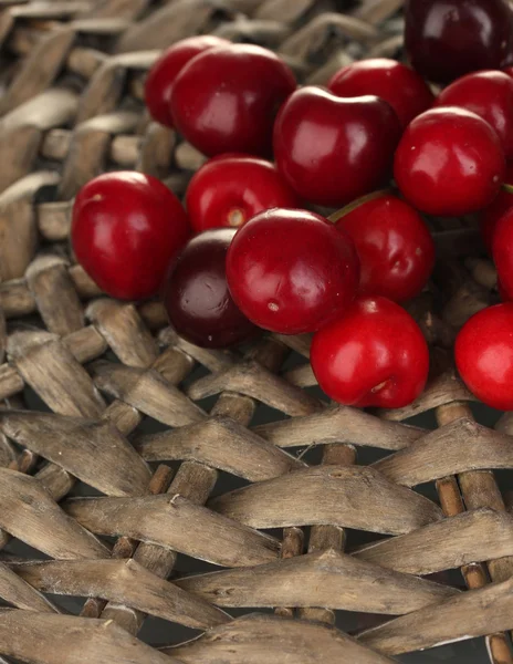 Cherry pada cradle wicker close-up — Stok Foto