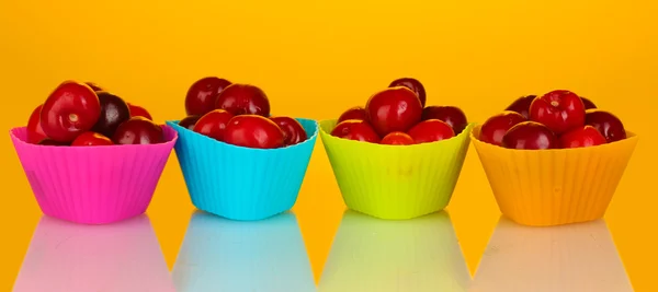 Körsbär i silikon formar på färgstarka bakgrund — Stockfoto