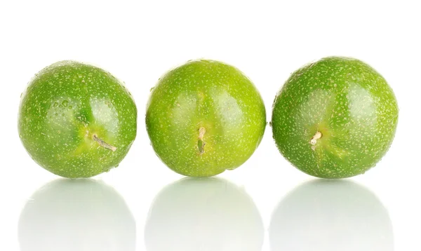 Trois fruits verts de la passion isolés sur blanc — Photo