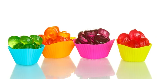 Doces coloridos saborosos isolados no fundo branco — Fotografia de Stock