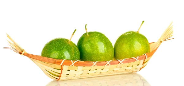 Drei grüne Passionsfrüchte isoliert auf weiß — Stockfoto