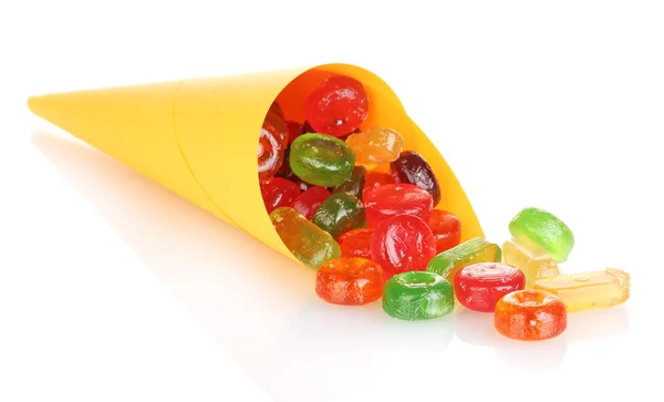 Вкусные красочные конфеты в яркой сумке изолированы на белом — стоковое фото