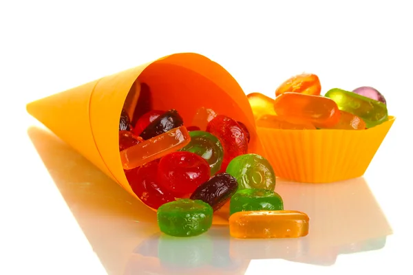 Gustose caramelle colorate in borsa luminosa isolate su bianco — Foto Stock