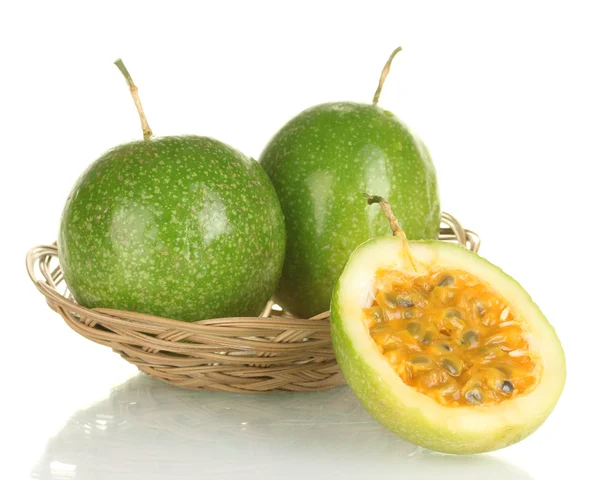 Grüne Passionsfrucht isoliert auf weißem Hintergrund Nahaufnahme — Stockfoto