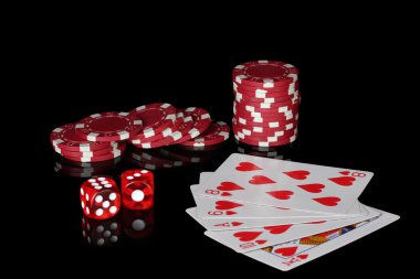 poker fişi ile Temizleme ve siyah arka plan üzerinde zar