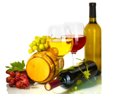 Namlu, şişe ve kadeh şarap ve olgunlaşmış üzümler beyaz izole