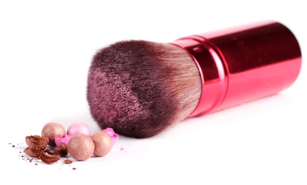 Cepillo rojo para maquillaje con bolas de polvo aisladas en blanco — Foto de Stock