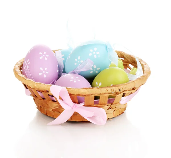 Πολύχρωμα Πασχαλινά αυγά στο καλάθι που απομονώνονται σε λευκό — Φωτογραφία Αρχείου