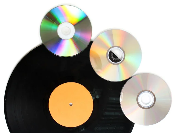 Черные виниловые пластинки и CD диски изолированы на белом — стоковое фото