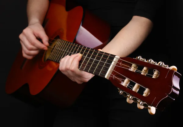 블랙에 고립 된 손에 기타 — 스톡 사진