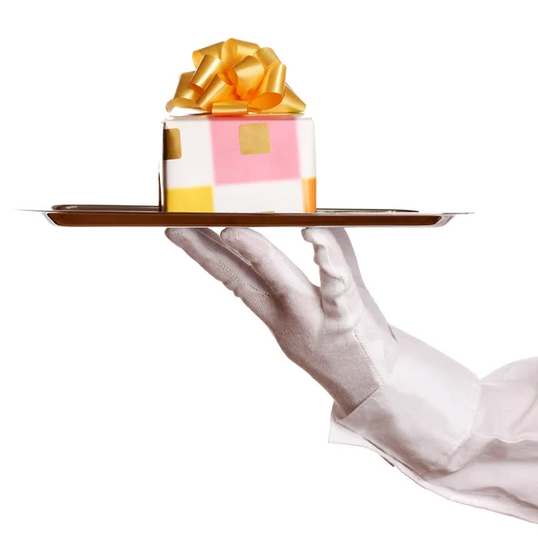 Gümüş tepsi üzerinde beyaz izole giftbox ile elinde eldiven el — Stok fotoğraf