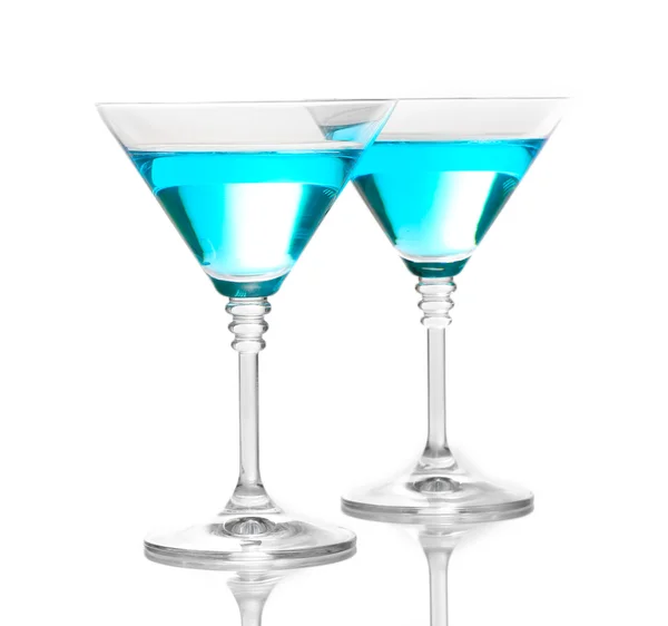 Cocktail bleu dans des verres à martini isolés sur blanc — Photo