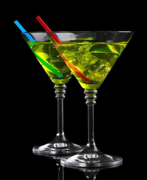 Gelber Cocktail in Martini-Gläsern isoliert auf schwarz — Stockfoto