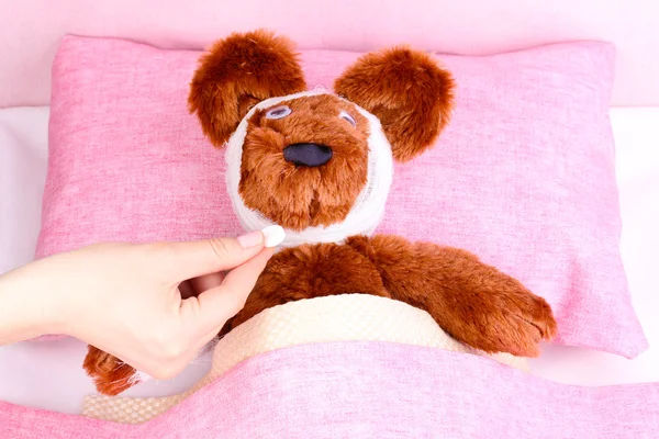 Ziek beer in bed — Stockfoto