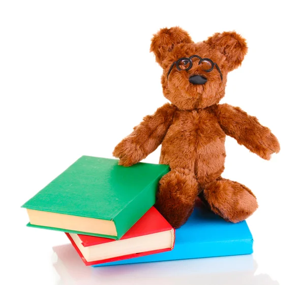 白で隔離される書籍のクマのおもちゃを座っています。 — ストック写真