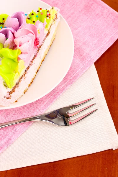 Cremiger Kuchen auf Untertasse auf dem Tisch in Großaufnahme — Stockfoto