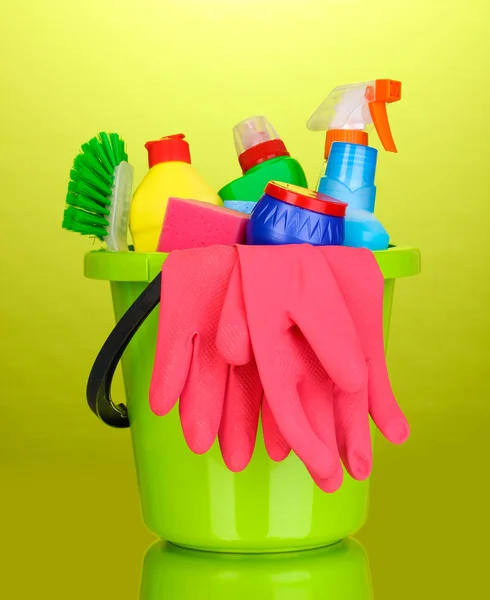Κουβά με τον καθαρισμό αντικείμενα σε πράσινο φόντο — Φωτογραφία Αρχείου