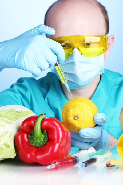 Scientist injecting GMO into the lemon — Zdjęcie stockowe
