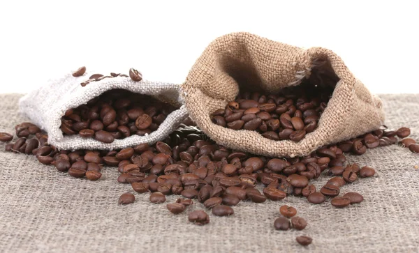 Kaffeebohnen im Leinensack isoliert auf weiß — Stockfoto
