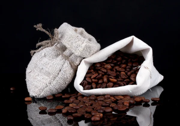 黒に分離されたキャンバス袋のコーヒー豆 — ストック写真