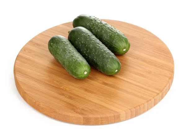 Verse komkommers op houten bord geïsoleerd op wit — Stockfoto