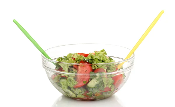 Salada fresca com tomates e pepinos isolados em branco — Fotografia de Stock