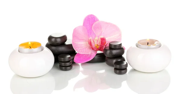 Wellness-Steine mit Orchideenblume und Kerzen isoliert auf weiß — Stockfoto