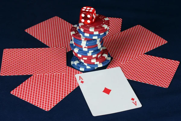 Покерні чіпси, кістки і карти на синьому столі — стокове фото
