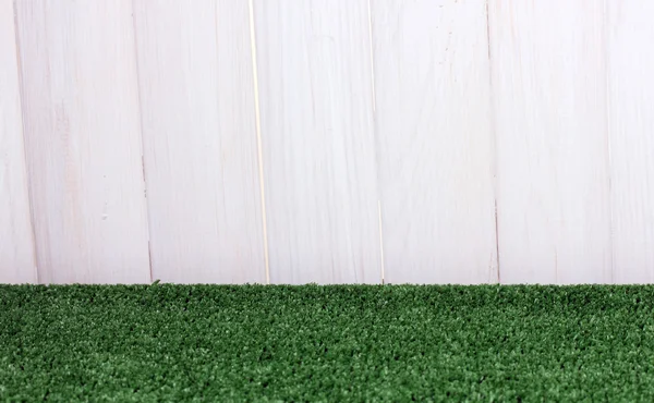 Der Hintergrund von grünem Gras vor der weißen Scheune — Stockfoto