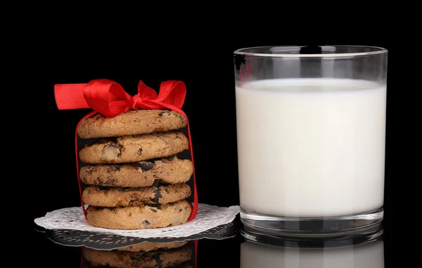 काळा वर वेगळे दूध आणि कुकीज ग्लास — स्टॉक फोटो, इमेज