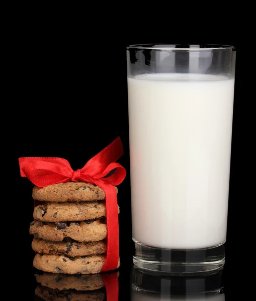 Szklankę mleka i ciasteczka na czarnym tle — Zdjęcie stockowe